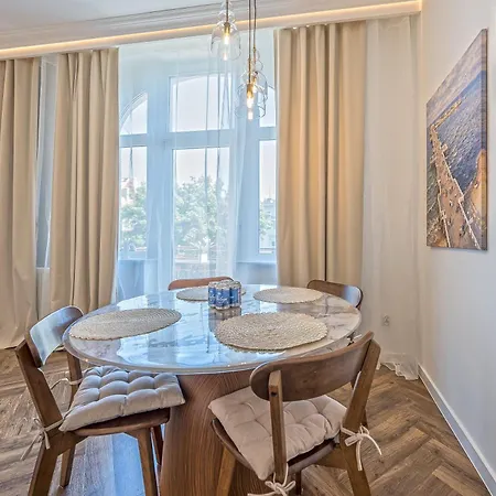 شقة Parkowa Kamienica With Balcony سوبوت